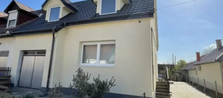 Egy ikerház modernizálása PIR homlokzati hőszigeteléssel – Projektismertető