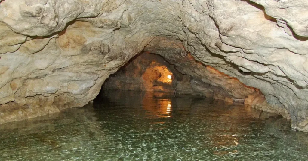 Tapolca egyik ikonikus pontja a Tavasbarlang.